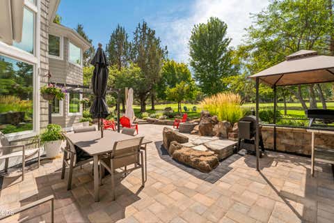 Tiny photo for 2021 Osprey Drive, Redmond, OR 97756 (MLS # 220227106)