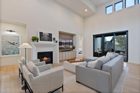 Tiny photo for 2947 NW Polarstar Avenue, Bend, OR 97703 (MLS # 220211997)