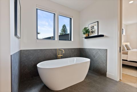 Tiny photo for 2947 NW Polarstar Avenue, Bend, OR 97703 (MLS # 220211997)