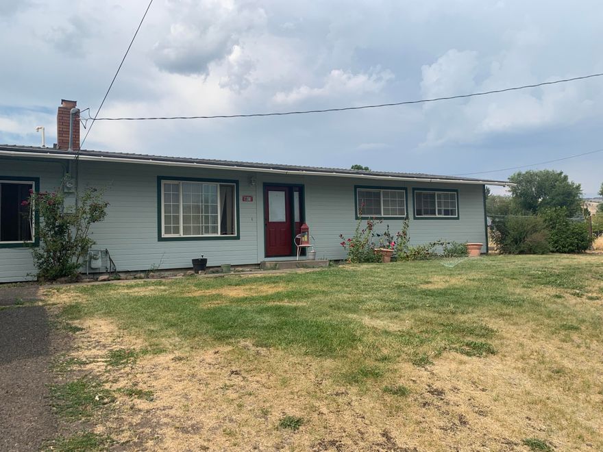 Wonderful 4 bedroom, 2 bathroom home on large lot in South Suburbs! This home feels much larger than the square footage featuring good-sized bedrooms, nice, open
living and dining areas and kitchen. The master bedroom does feature an en suite bathroom. Also includes an additional bonus area that would make a great office. Neutral
paint throughout and nice laminate flooring in main part of house. The fully fenced backyard provides plenty of room to entertain and play in the lawn and on the peaceful covered patio. Situated right by the OC&E trail and with no neighbors right behind, you this is a great location! Detached 2 car garage and large driveway boasts lots of parking.