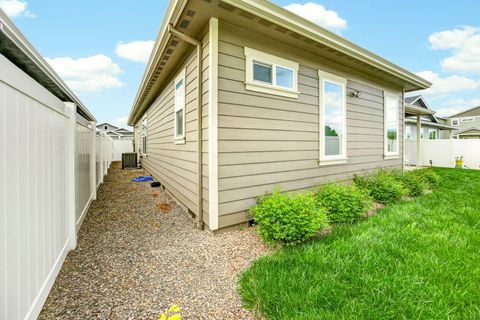 Tiny photo for 1175 Lindsey Court, Central Point, OR 97502 (MLS # 220219502)