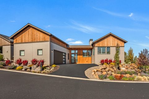 Tiny photo for 19211 Gateway Loop, Bend, OR 97702 (MLS # 220210595)