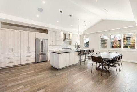 Tiny photo for 19211 Gateway Loop, Bend, OR 97702 (MLS # 220210595)