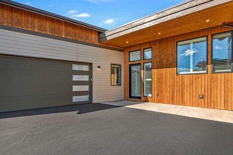 Tiny photo for 19211 Gateway Loop, Bend, OR 97702 (MLS # 220210595)