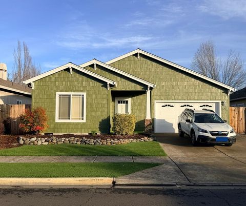 Photo of 827 Isherwood Drive, Central Point, OR 97502 (MLS # 220213174)