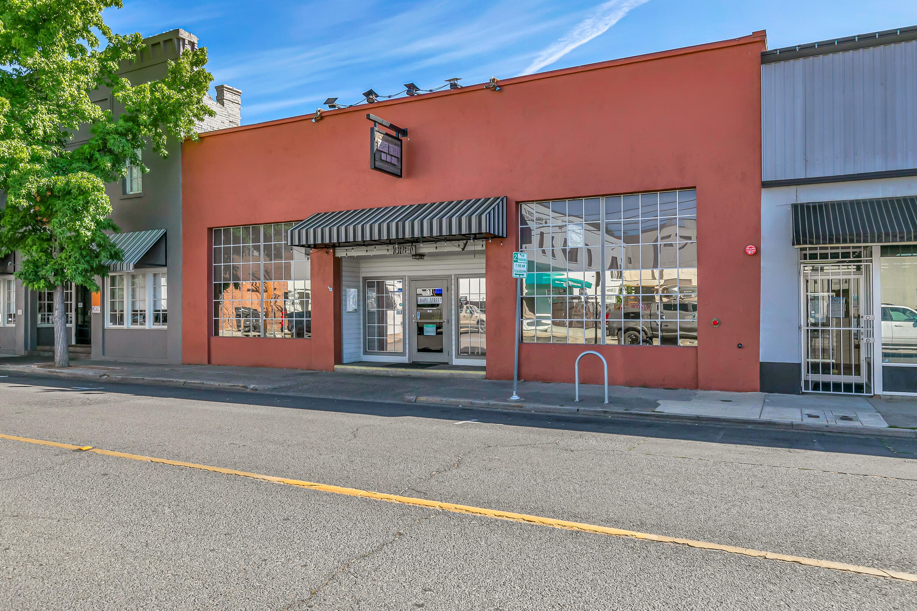 Main image without alt text