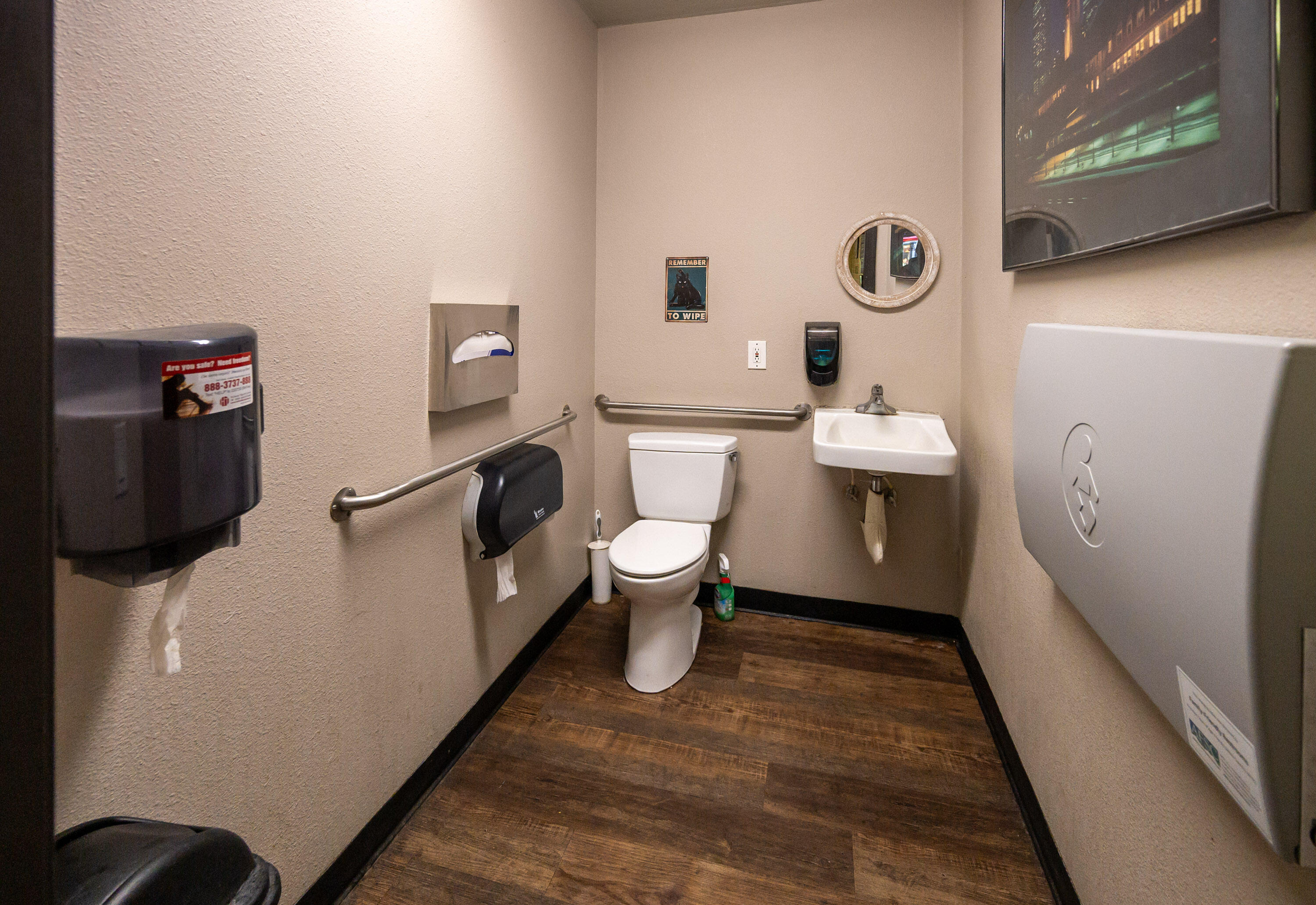 Main image without alt text