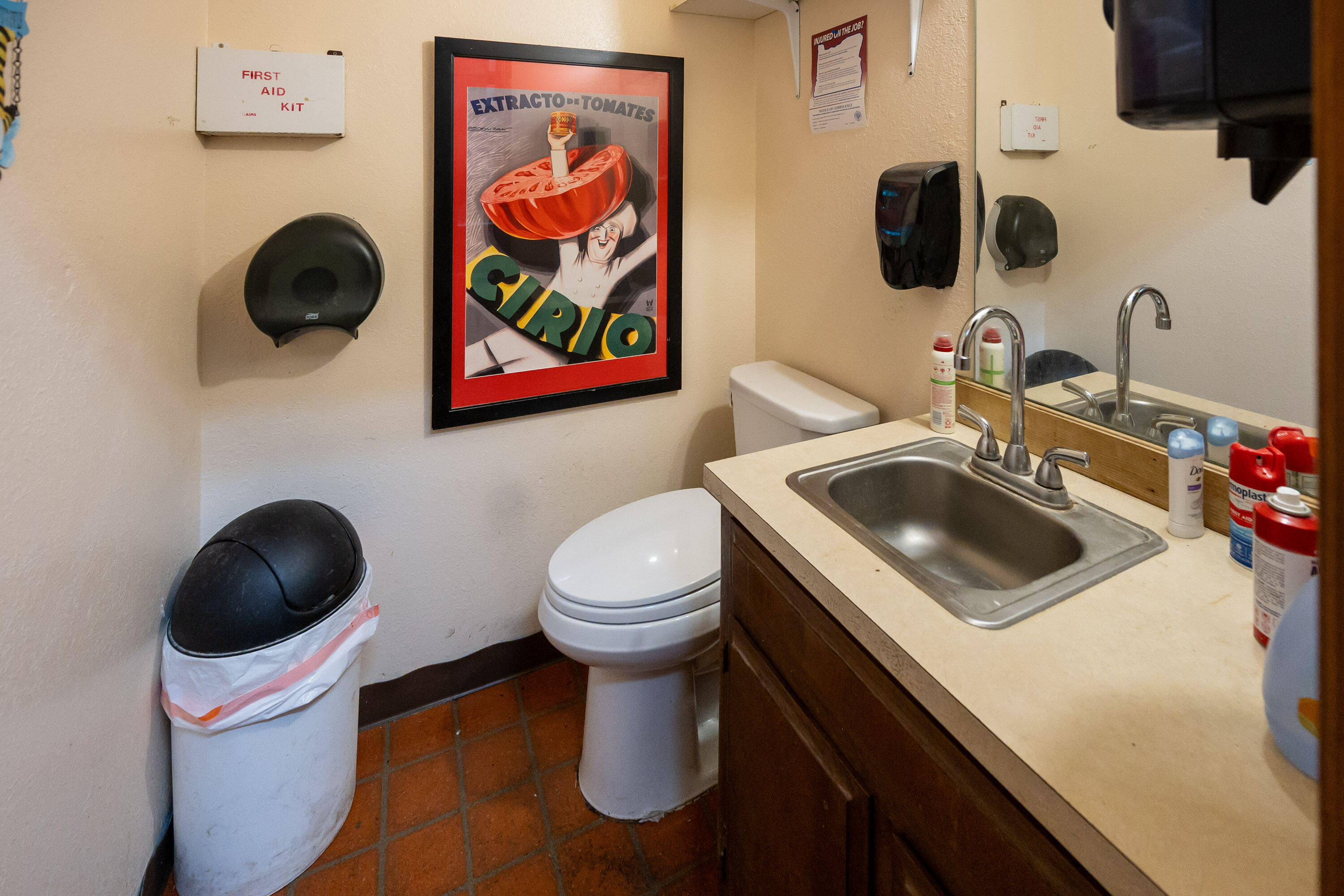 Main image without alt text