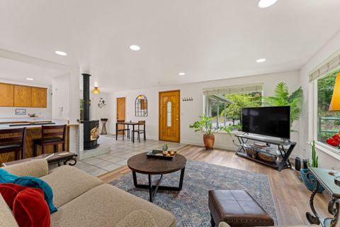 Tiny photo for 1500 NW B Street, Grants Pass, OR 97526 (MLS # 220219535)