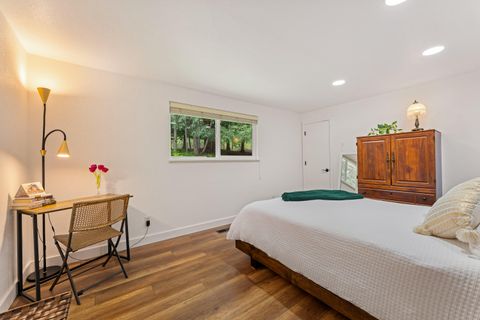 Tiny photo for 1500 NW B Street, Grants Pass, OR 97526 (MLS # 220219535)