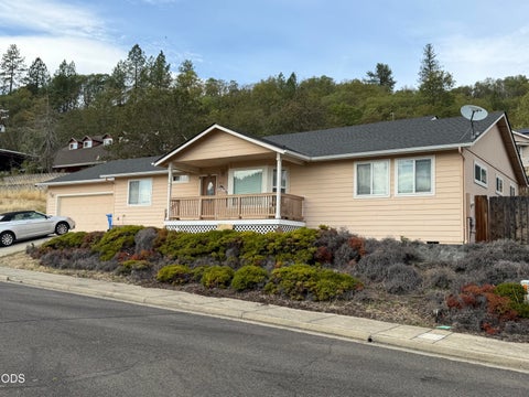 Photo of 605 Lia Way, Rogue River, OR 97537 (MLS # 220229281)