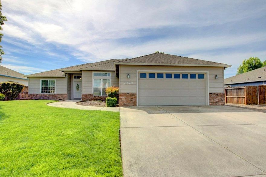 Incredible Location for this Absolutely Immaculate Home with Excellent Curb Appeal! Only One Minute to the New Central Point Water Park with a Split Floor Plan and So Much More. Surrounded by Newer Homes in the Desirable New Haven Estates, this home has tons of features for your enjoyment: 9 ft. ceilings in great room, dining room, kitchen & entry; lots of hardwood flooring; gas fireplace; indoor laundry with sink & storage; covered back patio and much more. Open concept kitchen with gorgeous granite countertops, stainless steel appliances, Oak cabinets and a raised eating bar. Master with sliding door to covered back patio, walk-in closet and a master bath with dual sinks & jetted tub. Nicely landscaped front and back yards, roomy 2-car garage and plenty of space for RV Parking. Bring your buyers today!