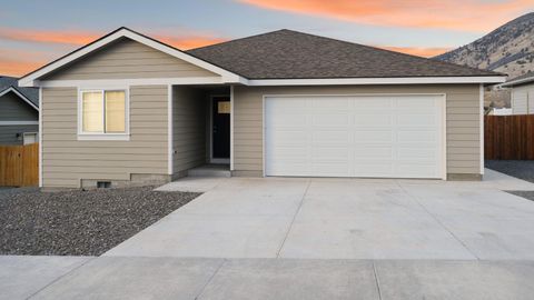 Photo of 5489 Shalynn Drive, Klamath Falls, OR 97603 (MLS # 220213819)