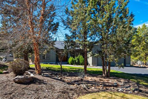 Photo of 387 Goshawk Court, Redmond, OR 97756 (MLS # 220217634)