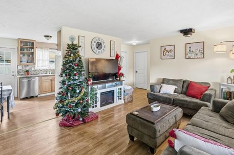 Tiny photo for 305 SW Ewen Street, Prineville, OR 97754 (MLS # 220213169)