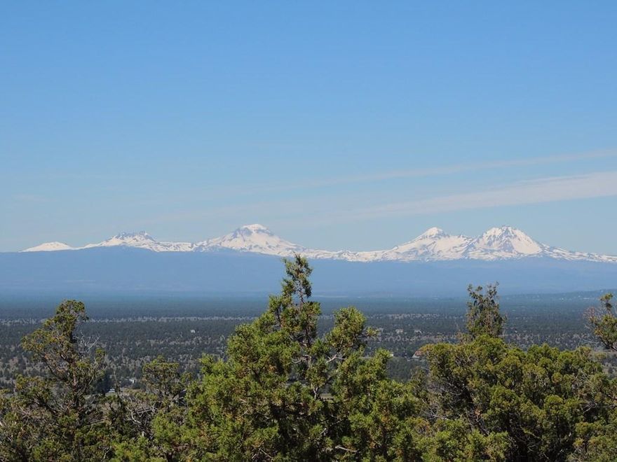 Stunning panoramic mountain views await you on this coveted Hat Rock Loop lot. This gorgeous space is situated in the beautiful high desert terrain. Enjoy all the Benefits of Membership, Athletic Center with 3 Pools, Water Slide and Lazy River, Cascade Pool (Adult Only Pool), Equestrian Center, 18 Hole Award Winning Golf Course, Spa Brasada, Member Club Room, Restaurants, Hiking, Biking, Fishing, Horse Back Riding and much more!