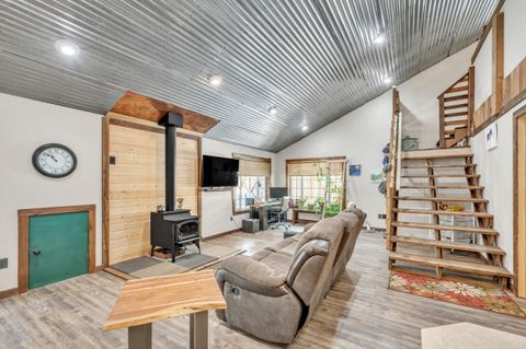 Tiny photo for 15408 Ponderosa Loop, La Pine, OR 97739 (MLS # 220203701)