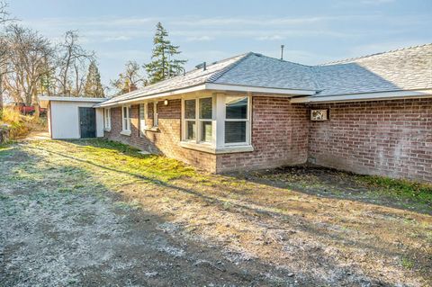 Tiny photo for 2046 Huron Street, Klamath Falls, OR 97601 (MLS # 220212361)
