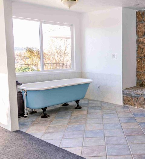 Tiny photo for 2046 Huron Street, Klamath Falls, OR 97601 (MLS # 220212361)