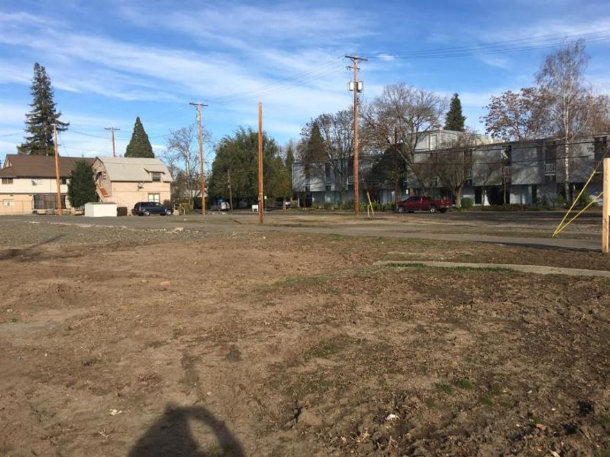 Prime commercial development  land located on East Main Street-Medford.  High traffic count -corner location with three tax lots.  .91 of an acre makes this a great opportunity for commercial development.  Location, Location, Location! Listing brokers have part ownership. **  City of Medford estimates over $100,000 in SDC credits for future development **