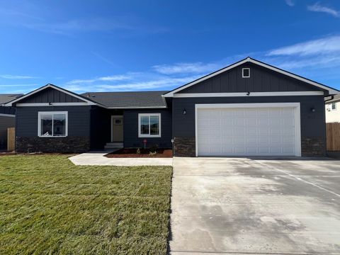 Photo of 3712 La Habra Way, Klamath Falls, OR 97603 (MLS # 220211105) Photo of 3712 La Habra Way, Klamath Falls, OR 97603 (MLS # 220211105)
