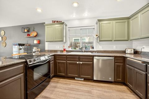 Tiny photo for 630 Spring Valley Drive, Medford, OR 97501 (MLS # 220212050)