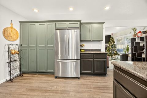 Tiny photo for 630 Spring Valley Drive, Medford, OR 97501 (MLS # 220212050)