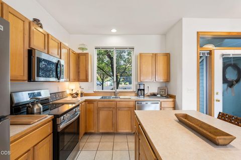 Tiny photo for 1141 Golden Pheasant Drive, Redmond, OR 97756 (MLS # 220225919)