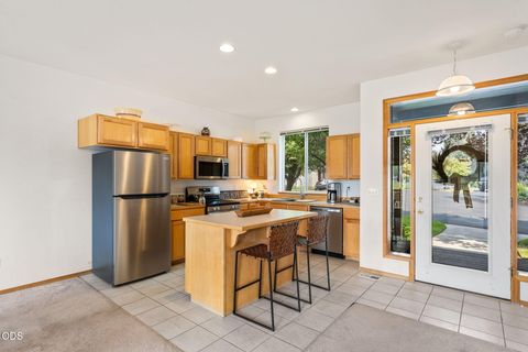 Tiny photo for 1141 Golden Pheasant Drive, Redmond, OR 97756 (MLS # 220225919)