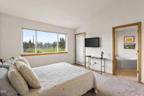 Tiny photo for 1141 Golden Pheasant Drive, Redmond, OR 97756 (MLS # 220225919)