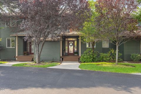 Photo of 1141 Golden Pheasant Drive, Redmond, OR 97756 (MLS # 220225919)