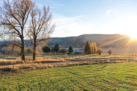 Photo of 28000 SE Paulina Highway, Prineville, OR 97754 (MLS # 220212205)