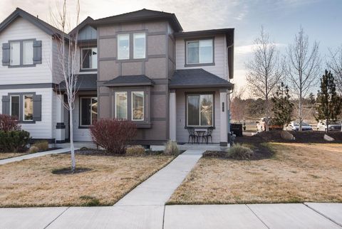 Photo of 3179 SW 28th Street, Redmond, OR 97756 (MLS # 220216920)