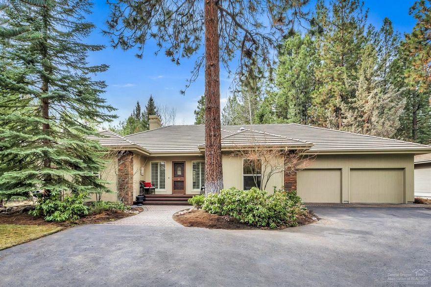 IMMACULATE Single level home In Broken Top, Bend's Premiere gated golf community on the west side of Bend! Located at the end of a private cul-de-sac surrounded by towering ponderosa pines. Beautiful great room floor plan with natural light and floor to ceiling windows. New kitchen featuring lacquered white cabinets, solid surface quartz counters, stainless appliances and dining nook looking out onto the private, park like backyard with a gorgeous water feature. Master has tons of privacy.