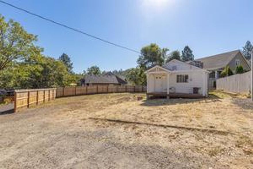 Come one, come all! This 675sqft gutted wide open home is awaiting for you to build your dream home or remodel the current cottage into your very own Tiny Home''. The current house sits on .21 of an acre, close to downtown Historic Jacksonville, Britt Festival, local shopping and delicious restaurants. House plans are currently with City of Jacksonville pending approval (Buyers Due Diligence on the uses of current structure, lot and house plans approval). Utilities are available and accessible to the lot/structure. Don't miss out on this unique opportunity!