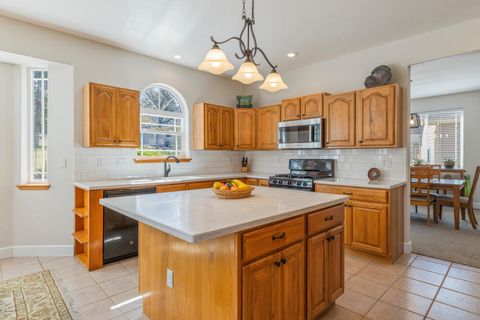 Tiny photo for 10831 Kestrel Road, Klamath Falls, OR 97601 (MLS # 220220172)