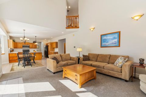 Tiny photo for 10831 Kestrel Road, Klamath Falls, OR 97601 (MLS # 220220172)