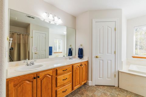 Tiny photo for 10831 Kestrel Road, Klamath Falls, OR 97601 (MLS # 220220172)