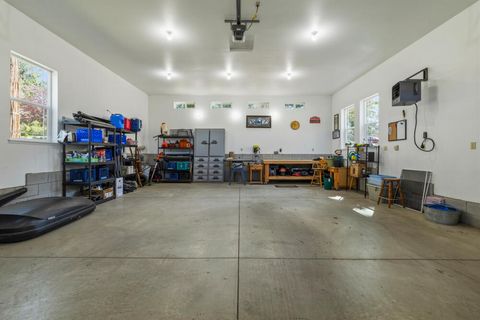 Tiny photo for 10831 Kestrel Road, Klamath Falls, OR 97601 (MLS # 220220172)