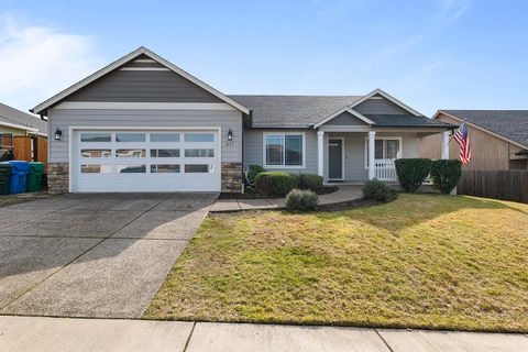 Photo of 631 Nottingham Terrace, Eagle Point, OR 97524 (MLS # 220215489)