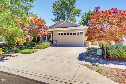 Photo of 1007 Highbury Drive, Medford, OR 97501 (MLS # 220225851)