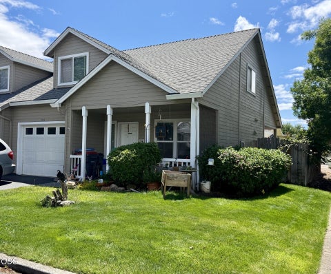 Photo of 1902 Pebble Way, Medford, OR 97504 (MLS # 220222662)