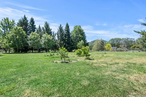 Tiny photo for 710 Debrick Way, Grants Pass, OR 97526 (MLS # 220221295)