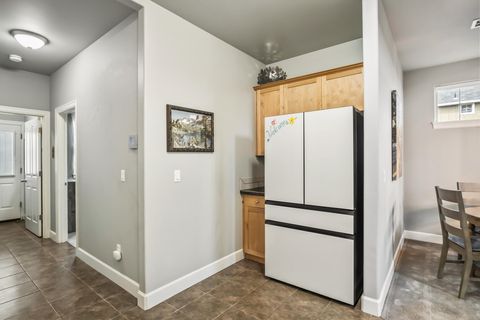 Tiny photo for 63127 NE De Haviland Street, Bend, OR 97701 (MLS # 220219822)