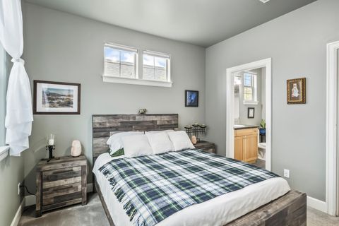 Tiny photo for 63127 NE De Haviland Street, Bend, OR 97701 (MLS # 220219822)