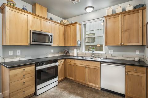 Tiny photo for 63127 NE De Haviland Street, Bend, OR 97701 (MLS # 220219822)