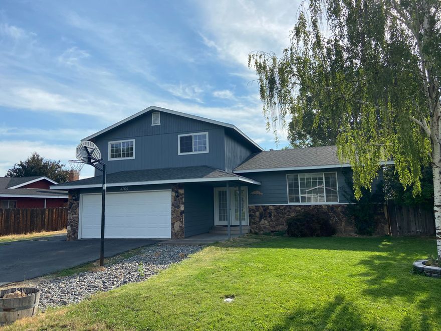 Nice 4 bedroom home in Gatewood!  With over 2300 sq ft, this home has all new carpet as well as new exterior paint!  Kitchen features stone counter tops, stone flooring with an open floor plan to the family room.  Master bedroom has its own private deck, walk in closet and a Master bath that features a jetted tub.  Nice back yard with large deck, utility shed, dog kennel and a green house! This home also backs up to an irrigation canal with lots of open space giving you that country living feeling!