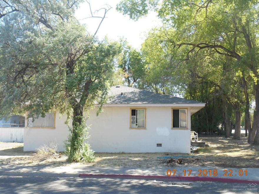 Wow! Finally an affordable investment property in Madras that makes financial sense. A few blocks from schools. Close to parks, trails, the PAC & MAC. You could not have a better location. Hardwood floors, good roof, large kitchen. This is what investors are looking for, don't miss out!