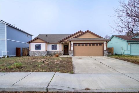 Tiny photo for 2485 NE 7th Lane, Redmond, OR 97756 (MLS # 220213286)