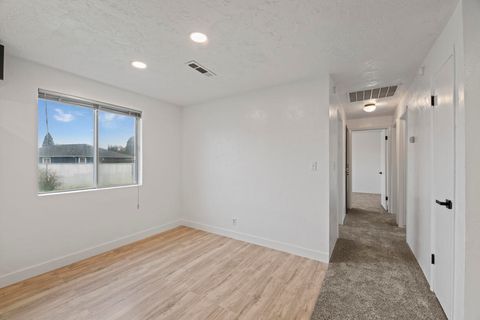 Tiny photo for 2825 Howard Avenue, Medford, OR 97501 (MLS # 220212483)